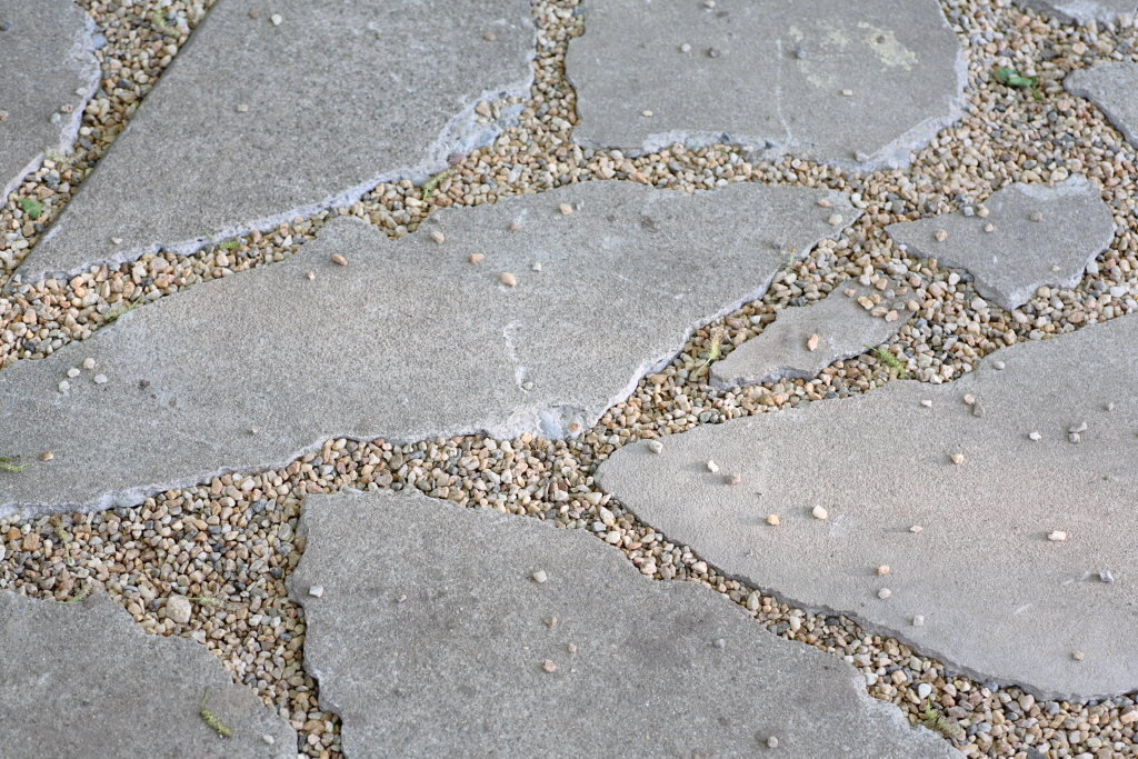 Concrete slabs installed – LUCIOLE DESIGN landscape architects